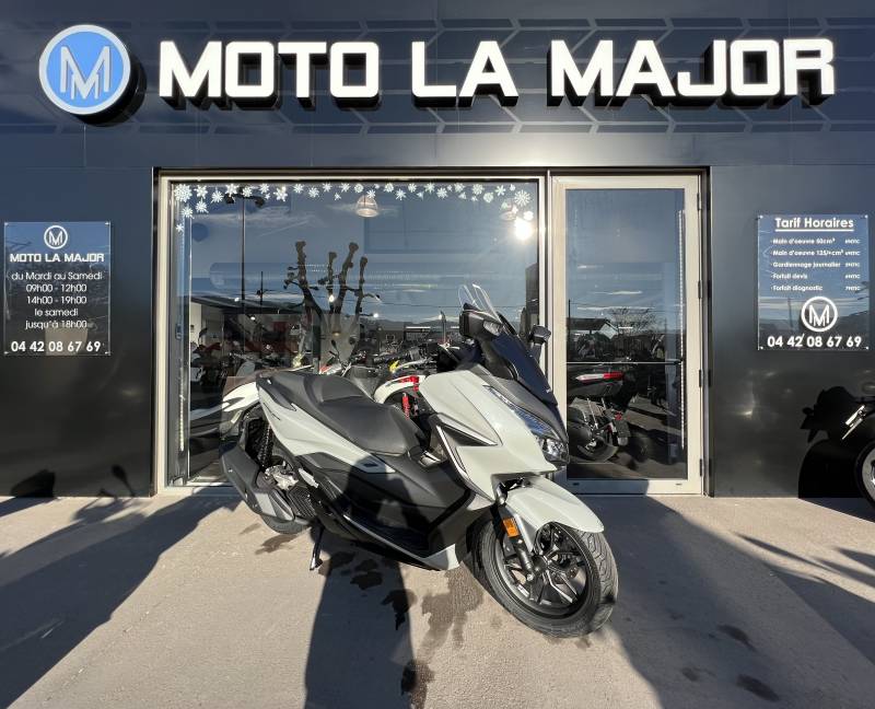L'agent honda vend un forza 125 de demo 
